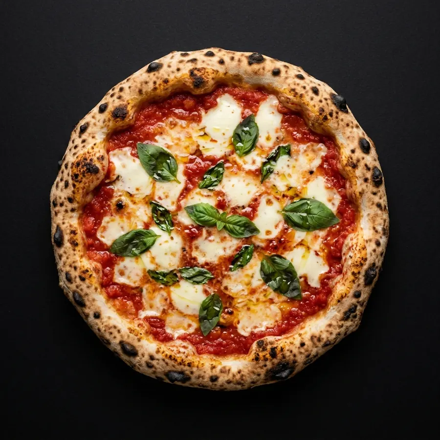 Pizza margherita vista dall'alto nel cartone