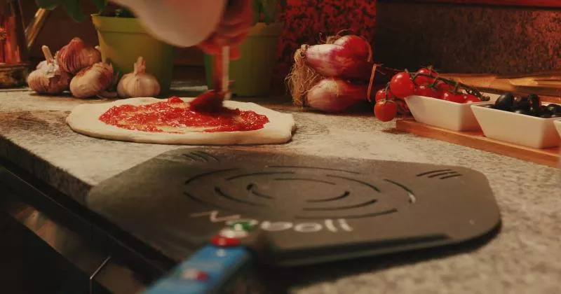 PALA PER PIZZA RETTANGOLARE FORATA NAPOLI  36cm 1,83cm GI